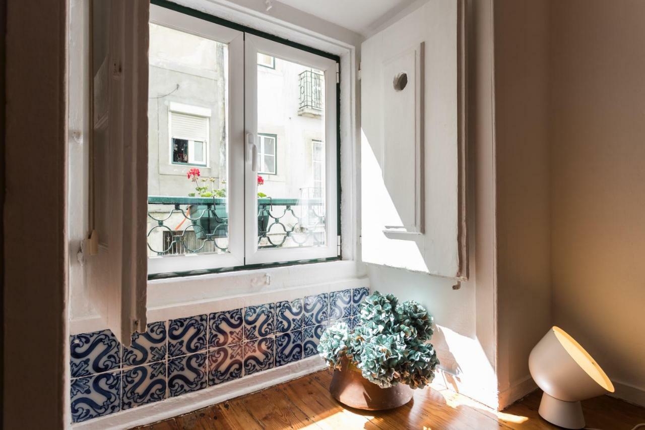 Charming Apartment Travessa Do Alcaide Lisbon Exterior photo